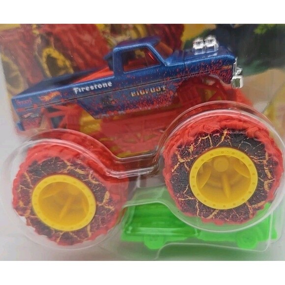 Hot Wheels Monster Trucks Bigfoot Team Dino Sharks vs Dinos 1:64 Red - Picture 7 of 7